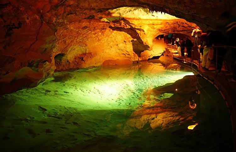 River Cave Jenolan
