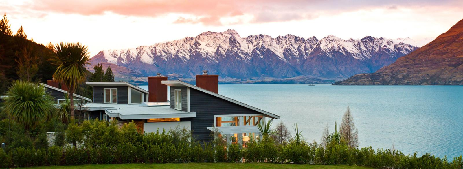 Beautiful accommodation set on the shores of Lake Wakatipu