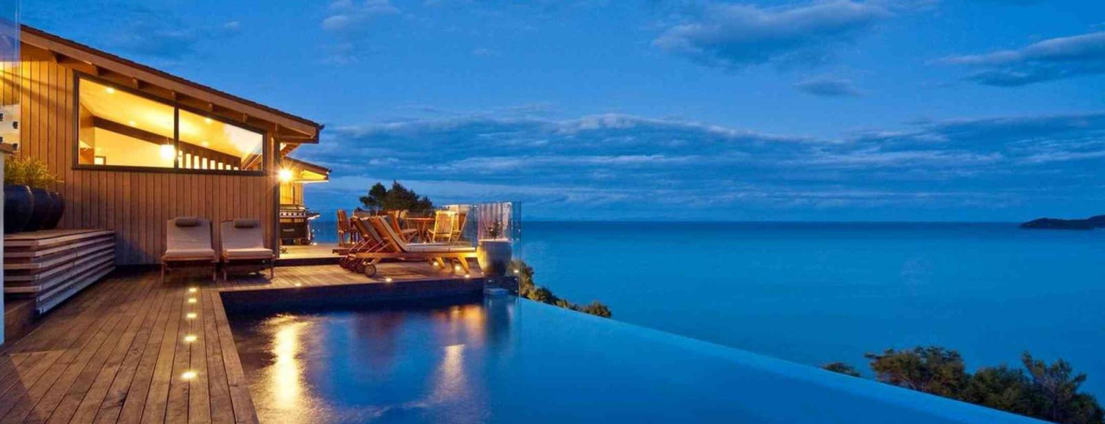 Beautiful luxury lodge with infinity pool overlooking Abel Talman National Park. 